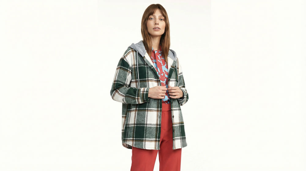 Camille™ – Cardigan douillet à capuchon en tartan vert forestier